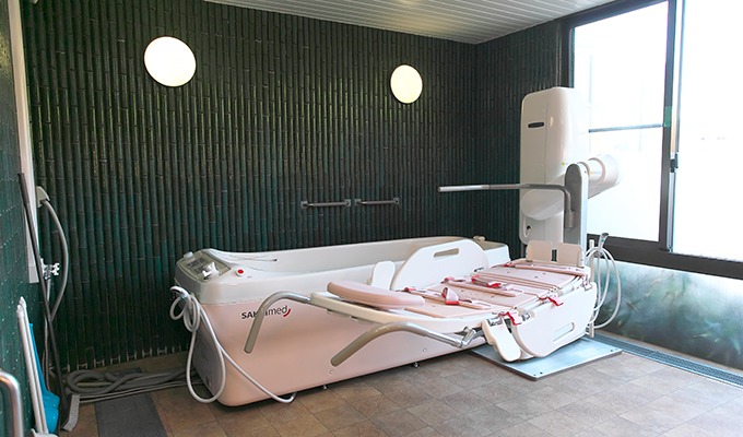 最新式の機械浴も導入し、介護の必要な方も安全にご入浴いただけます。