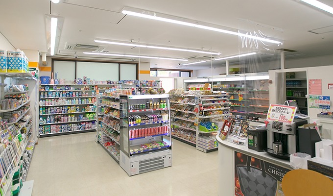 館内のコンビニエンスストアで、食品や日用品などをお買い求めいただけます。