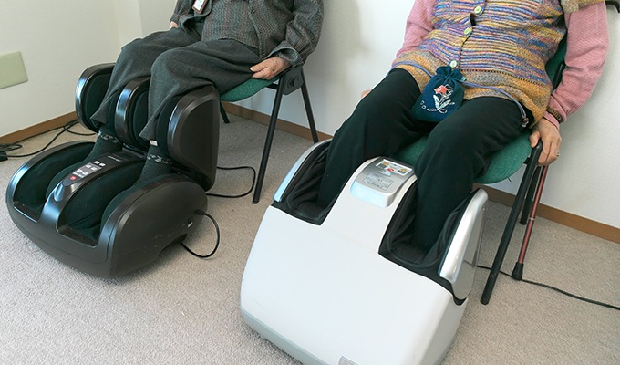 機能訓練室のフットマッサージャーはご入居者に人気です。