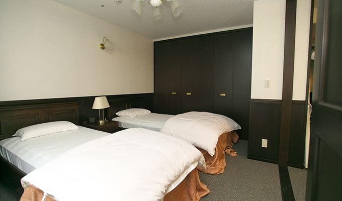 ゲストルームにはベッドや畳のお部屋もあり、ご宿泊が可能です。