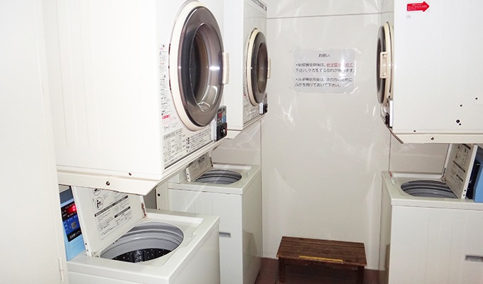洗濯機や乾燥機をご利用いただける洗濯室。