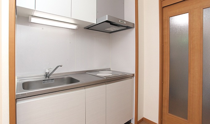 IHキッチンには収納もたっぷりあり、食器や調理器具も整理できます。