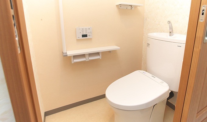 手すりがあって安全なトイレは洗浄暖房機能付きです。