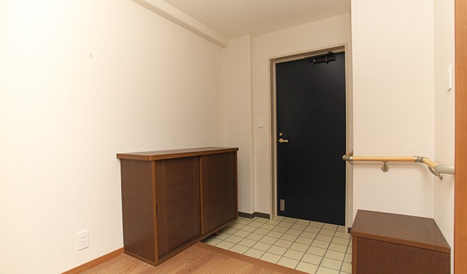玄関にはシューズボックスや収納を兼ねたベンチがあります。