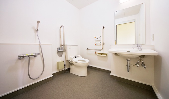 介護居室の洗面、トイレ、シャワーはなかなかない機能的な造りです。