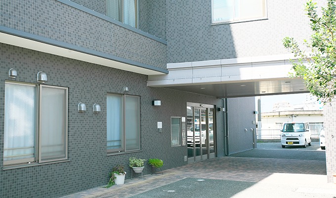 エントランスは車のまま横づけ可能です。