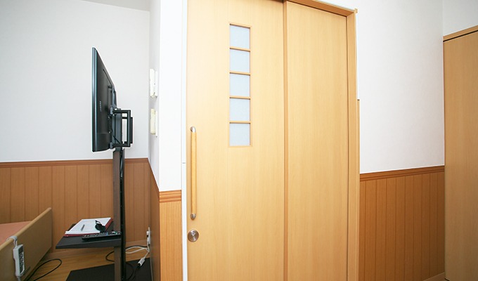介護度が重い方の2～3Fの居室のトイレはカーテン、比較的軽い方の4～5Fは引き戸です。