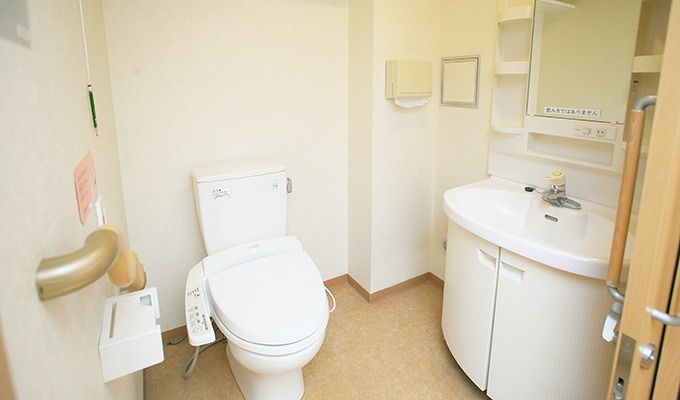 居室のトイレと洗面は一体型で広く造っています。