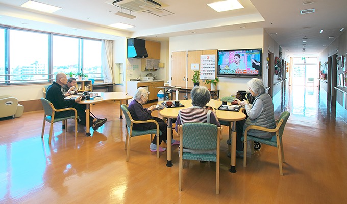 9～10室の小人数ユニットケアで、各階に食堂兼談話室があります。
