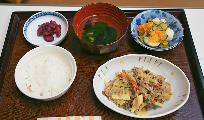 お食事は栄養バランスや季節感を大事に手作りしています。