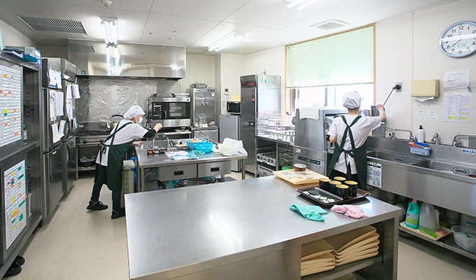 厨房スタッフは全員自社スタッフ。毎食丁寧に調理しています。