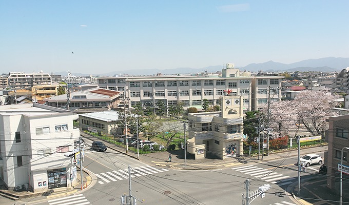 食堂からの眺めは、花畑小学校の子供たちの可愛い姿。