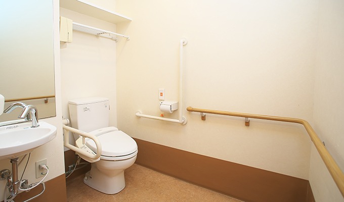 グループホームのトイレは安全性の高い共用となっています。