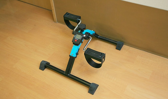 移動式の小型ペダルマシンで筋力アップ。