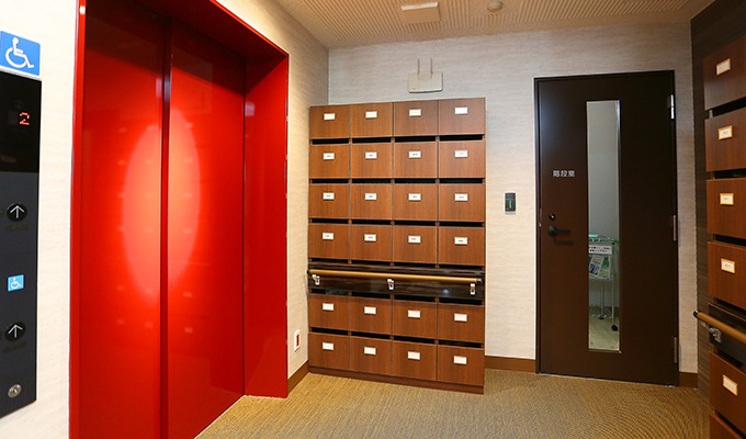 エントランス奥の赤いエレベーターは2～8階専用です。
