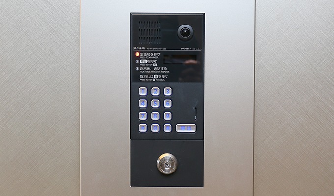 9～11階への訪問はエントランス左手の居室直通インターホンをご利用ください。