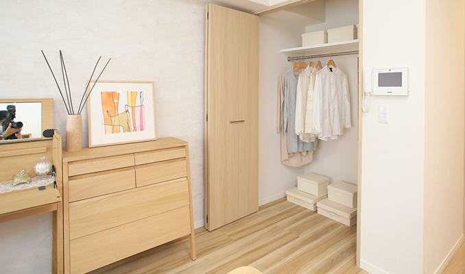 造り付けのクローゼットは奥行きがあり、洋服以外にも色々と収納できそうです。