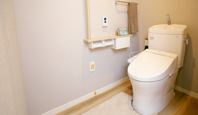 トイレには扉付きの小物入れが。こういう細部に上質感や配慮が漂っています。