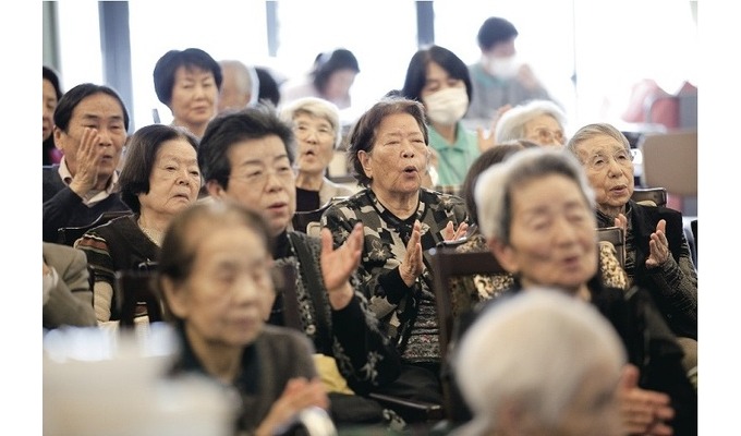 アントニオ古賀さんの来訪でご入居者も興奮気味です。