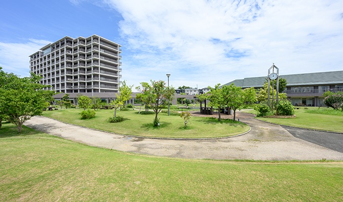 広大な庭園が自然や季節を感じさせてくれます。