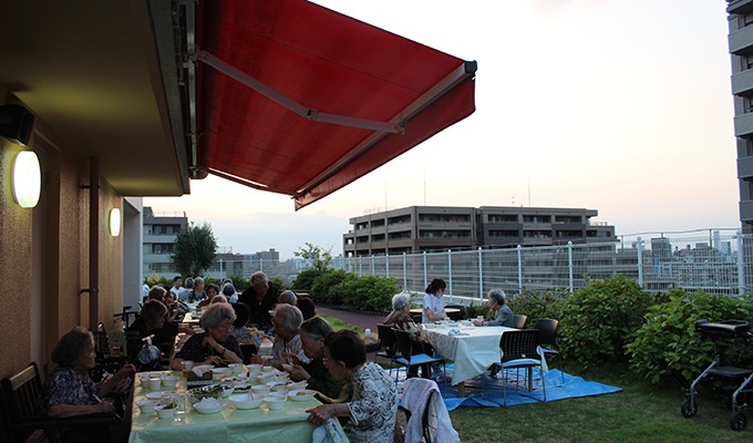 花火大会を眺めながらの食事も格別。