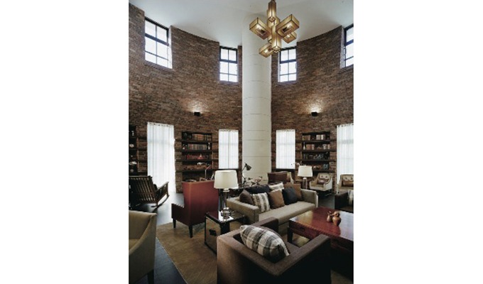 西洋の古城をイメージしたライブラリー。座り心地の良いソファでのんびり新聞を読むご入居者も。