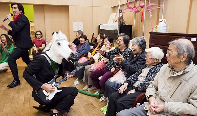 活気あるパフォーマンスでご入居者の気持ちも若返ります。