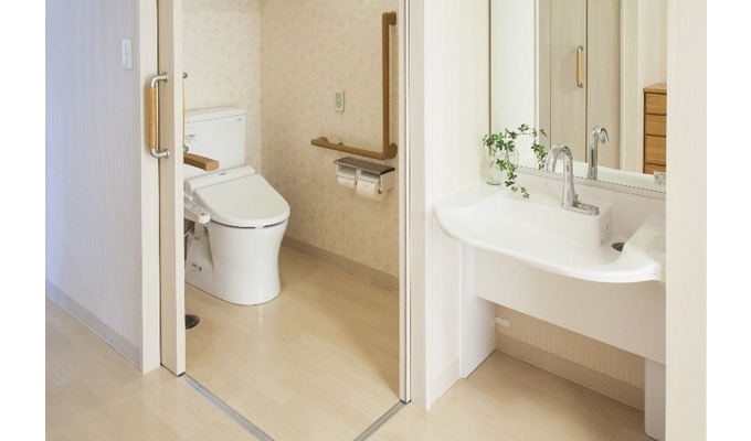 居室内には車椅子でも使いやすい洗面台とトイレがあります。