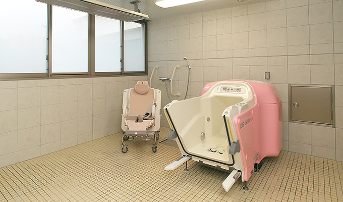 介護専用フロアには機械浴や個浴も設置しております。