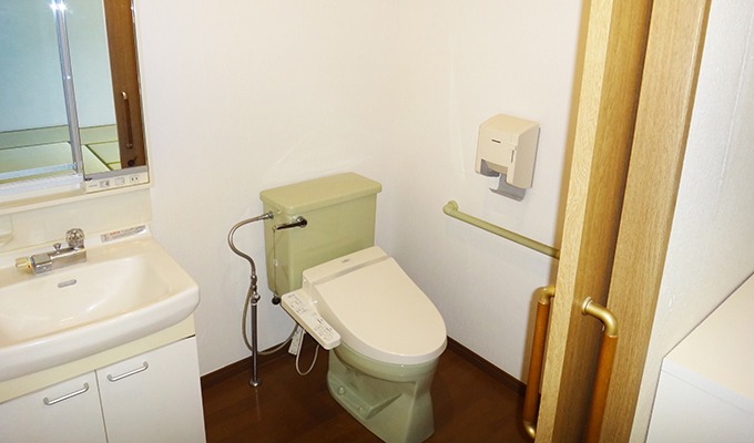 洗面、トイレも居室内に完備しています。