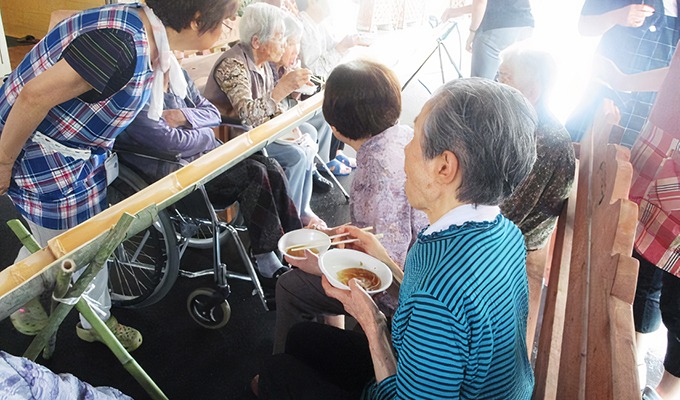 ご入居の皆さんでワイワイそうめん流し。