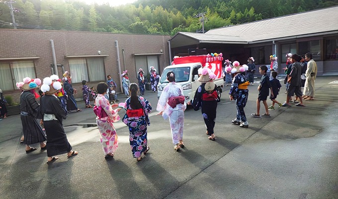 盆踊りも夏の風物詩です。